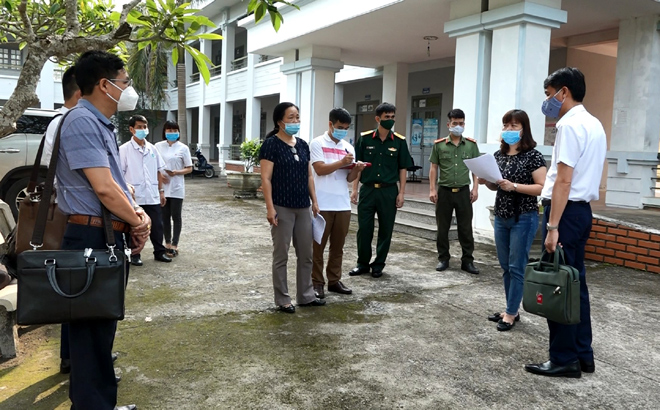 Lãnh đạo UBND thị xã Nghĩa Lộ đi kiểm tra việc thực hiện phòng chống dịch bệnh Covid-19 tại cơ sở cách ly số 2 ở Trạm y tế xã Nghĩa Lộ.