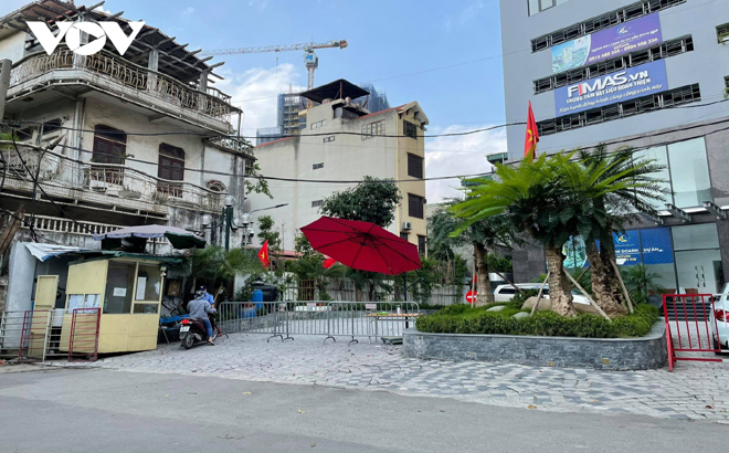 Chung cư Viễn Đông Star, số 1 phố Giáp Nhị, phường Thịnh Liệt, quận Hoàng Mai đã được phong tỏa toàn bộ ngay sau khi có thông tin bệnh nhân Covid-19 sinh sống tại đây.