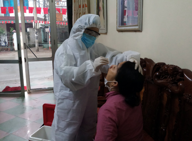 Cán bộ Trung tâm kiểm soát bệnh tật tỉnh Yên Bái lấy mẫu xét nghiệm giám sát Covid-19.