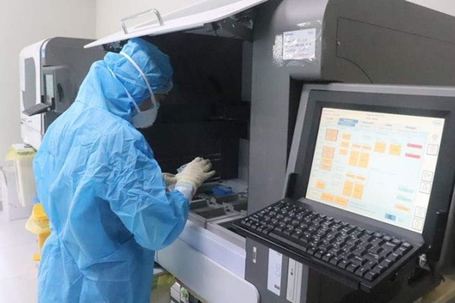 Cán bộ y tế thực hiện xét nghiệm COVID-19 tại BV Nhi TƯ.