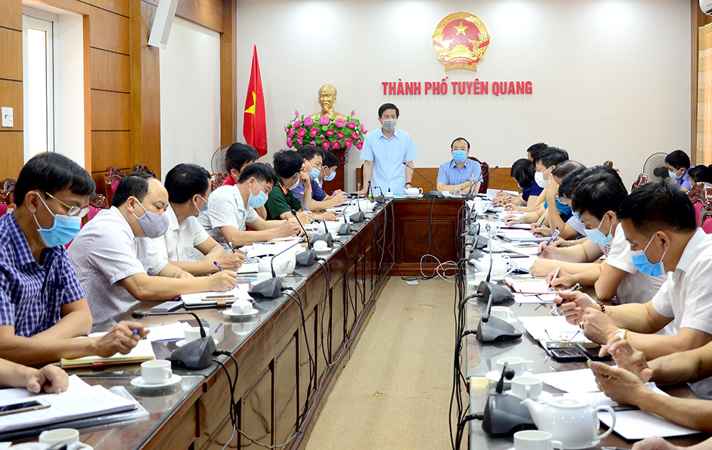 Đồng chí Tạ Đức Tuyên, Ủy viên Ban Thường vụ Tỉnh ủy, Bí thư Thành ủy phát biểu chỉ đạo tại cuộc họp.