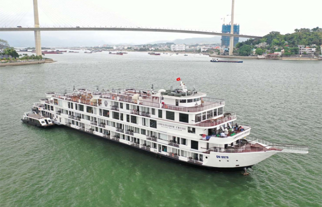 Du thuyền Ambassador cùng 122 hành khách, 60 nhân viên đã được cách ly trên vịnh Hạ Long