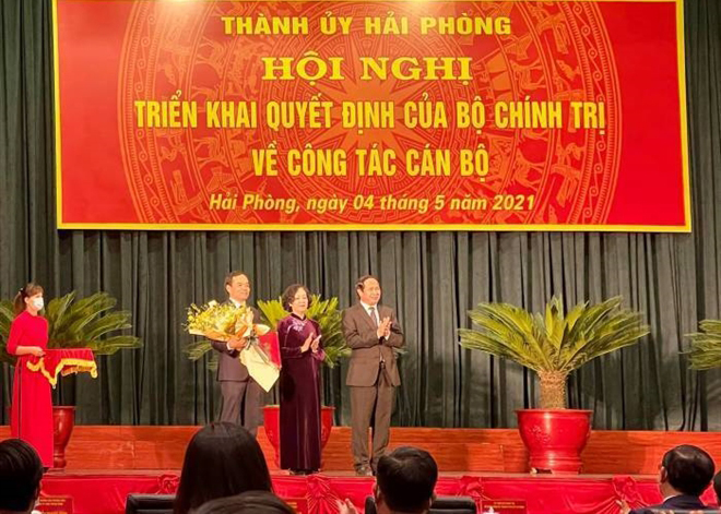 Ông Trần Lưu Quang (bên trái) được bổ nhiệm giữ chức Bí thư Thành uỷ Hải Phòng thay ông Lê Văn Thành vừa được bổ nhiệm làm Phó Thủ tướng.