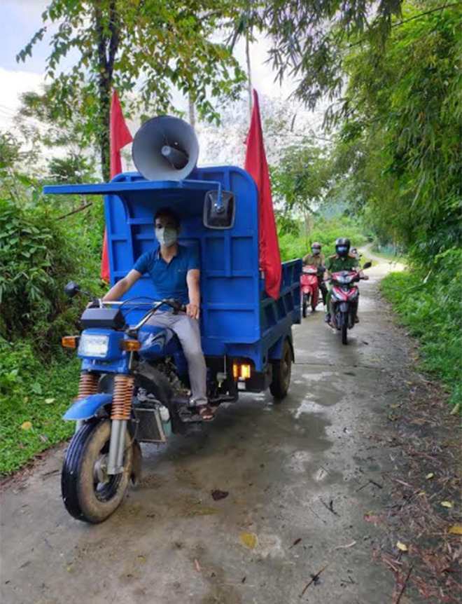 Xe tuyên truyền lưu động về phòng, chống dịch bệnh Covid-19 của Huyện đoàn Lục Yên đến từng ngõ nhỏ thực hiện nhiệm vụ tuyên truyền cho nhân dân.