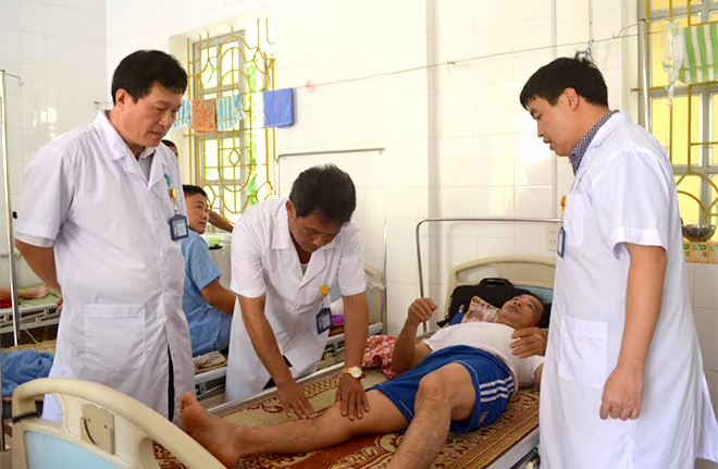 Cán bộ Trung tâm Y tế huyện Văn Chấn khám bệnh cho bệnh nhân.