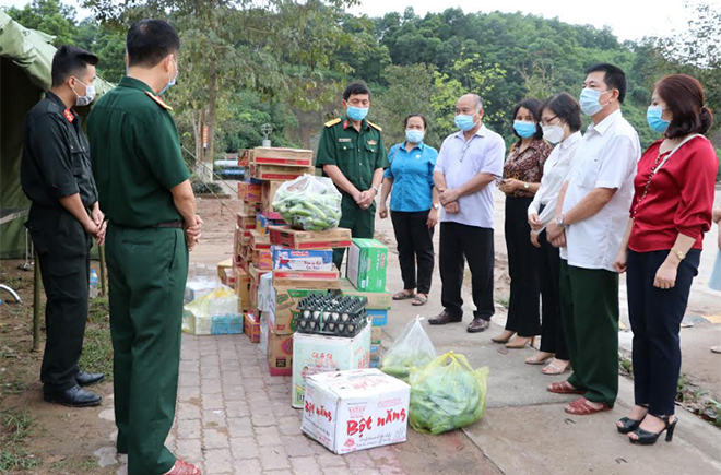 Nhiều thực phẩm được gửi cho bà con khu cách ly tập trung tại Trường Cao đẳng nghề Yên Bái.