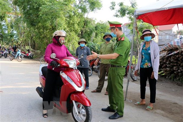 Lực lượng chức năng chốt chặn các lối ra vào tại xã Mão Điền, huyện Thuận Thành, tỉnh Bắc Ninh.