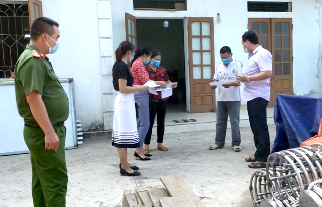 Phông bạt cho rạp cưới nhà ông Lò Văn Dom- thôn Chanh, xã Phù Nham đã được xếp gọn lại để hoãn đám cưới, chấp hành chỉ đạo của Ban chỉ đạo phòng chống dịch Covid - 19 thị xã Nghĩa Lộ.