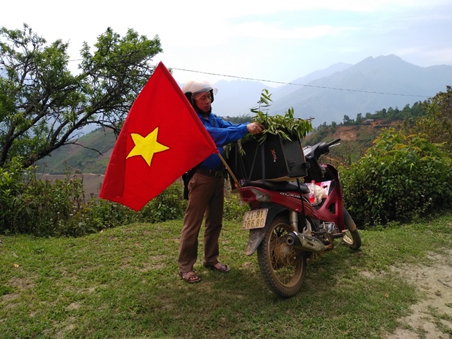 Đoàn viên thanh niên mang loa đài đi truyên truyền lưu động.