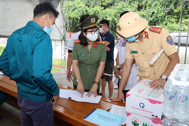 Đại tá Lê Thị Thanh Hằng – Phó Giám đốc Công an tỉnh kiểm tra công tác phòng, chống dịch Covid-19 tại chốt kiểm dịch y tế nút giao IC12, cao tốc Nội Bài – Lào Cai.