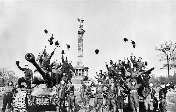 Các chiến sĩ Hồng quân Liên Xô vui mừng chiến thắng tại Berlin, ngày 9/5/1945, sau khi Đức chính thức ký tuyên bố đầu hàng Liên Xô và các nước đồng minh. 
