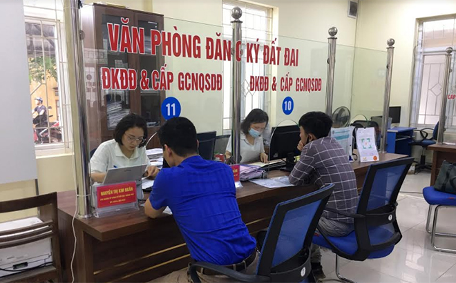 Chi nhánh Văn phòng Đăng ký đất đai thành phố Yên Bái tiếp nhận giải quyết thủ tục hành chính về đất cho người dân.