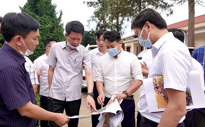 Đồng chí Phó Chủ tịch Thường trực UBND tỉnh và đoàn công tác đến kiểm tra quỹ đất ở mới tại trung tâm xã Nậm Khắt.