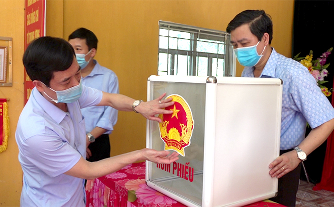 Trưởng Ban Tuyên giáo Tỉnh ủy Nguyễn Minh Tuấn kiểm tra các điểm bỏ phiếu.