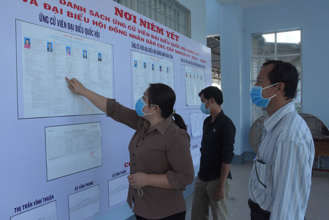 Cử tri huyện Vĩnh Thuận, tỉnh Kiên Giang xem tiểu sử những người ứng cử đại biểu Quốc hội và HĐND các cấp