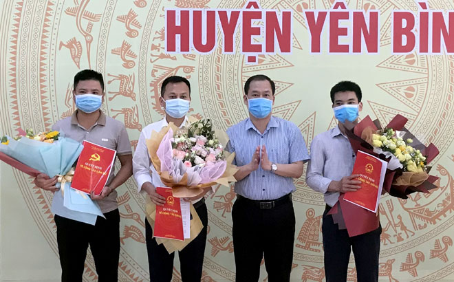 Chủ tịch UBND huyện Yên Bình - Nguyễn Xuân Trường trao Quyết định bổ nhiệm lãnh đạo Ban Quản lý dự án đầu tư xây dựng huyện.