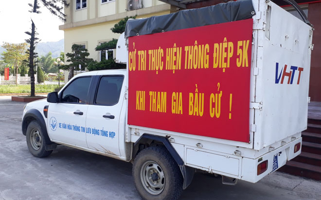 Huyện Văn Yên tuyên truyền lưu động về bầu cử kết hợp với phòng chống Covid-19