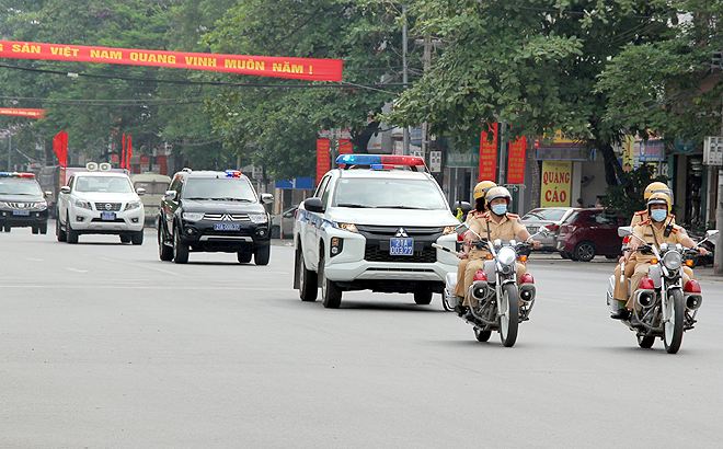 Lực lượng Công an thành phố Yên Bái diễu hành tuyên truyền về công tác bầu cử trên các tuyến đường địa bàn thành phố.