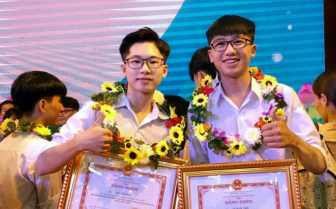 Em Lê Quốc Tiến (phải) cùng bạn trong Lễ tuyên dương, khen thưởng học sinh có thành tích xuất sắc trong năm học 2019 – 2020 do Sở Giáo dục-Đào tạo Yên Bái tổ chức.
