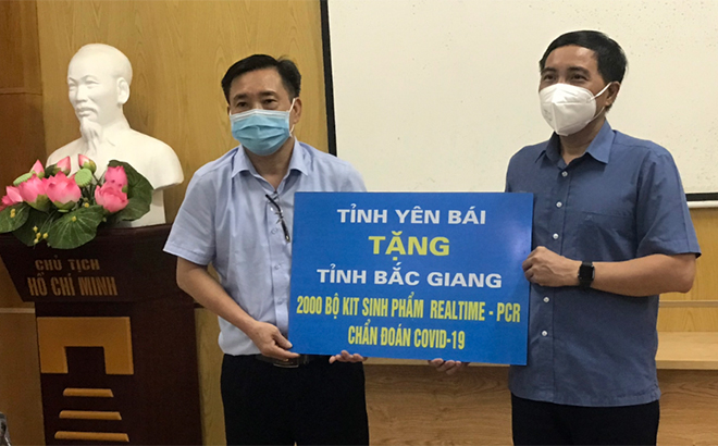 Ngay sau khi có mặt tại Bắc Giang, đại diện đoàn công tác tỉnh Yên Bái đã trao tặng tỉnh Bắc Giang 2.000 bộ Kit real PRC xét nghiệm SARS- CoV-2.