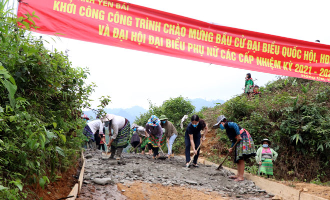 Bà Nguyễn Thị Bích Nhiệm- Chủ tịch Hội LHPN tỉnh tham gia làm đường giao thông nông thôn tại xã Hồng Ca, huyện Trấn Yên.