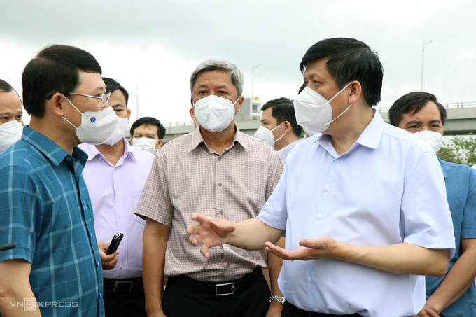 Bộ trưởng Y tế Nguyễn Thanh Long dẫn đầu đoàn công tác của Bộ Y tế cùng lãnh đạo Bắc Giang thị sát khu công nghiệp trên địa bàn tỉnh này, sáng 18/5.