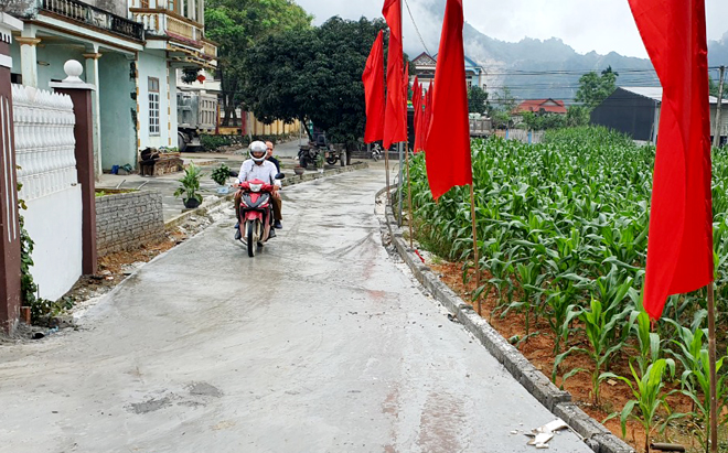 Tuyến đường bê tông 200m hoàn thành là công trình chào mừng cuộc bầu cử đại biểu Quốc hội khóa XV và đại biểu HĐND các cấp nhiệm kỳ 2021  - 2026 của thôn Trung Tâm, xã Mông Sơn.