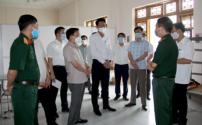 Phó Chủ tịch Thường trực UBND tỉnh Nguyễn Thế Phước kiểm tra khu cách ly tập trung tại Trường Cao đẳng Nghề Yên Bái.