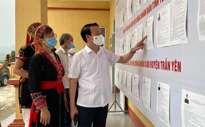 Đồng chí Đỗ Đức Duy - Ủy viên Ban Chấp hành Trung ương Đảng, Bí thư Tỉnh ủy kiểm tra tại điểm bầu cử xã Hưng Khánh, huyện Trấn Yên.