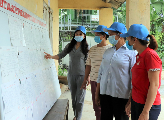 Đồng chí Nguyễn Thị Bích Nhiệm - Chủ tịch Hội Liên hiệp Phụ nữ tỉnh kiểm tra công tác chuẩn bị bầu cử tại xã Minh Tiến, huyện Lục Yên.
