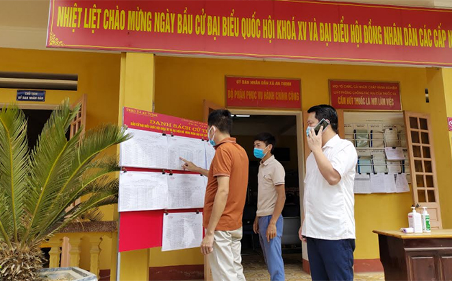 Ban Chỉ đạo bầu cử xã An Thịnh kiểm tra danh sách cử tri tại khu vực trung tâm xã.