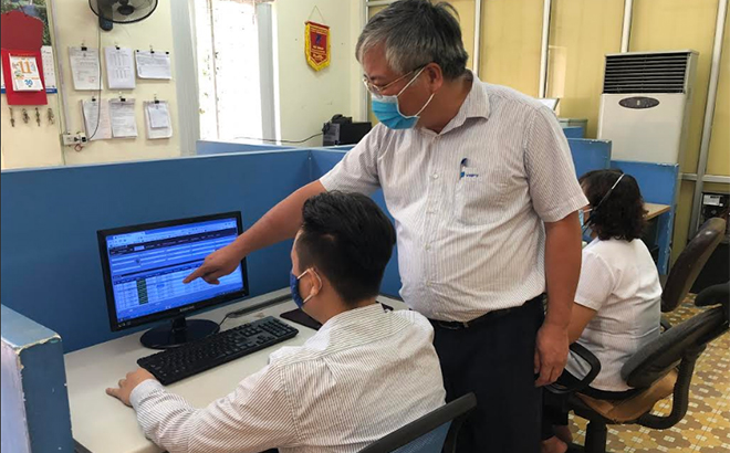 Cán bộ Viễn thông Yên Bái kiểm tra hệ thống đường truyền phục vụ công tác bầu cử.