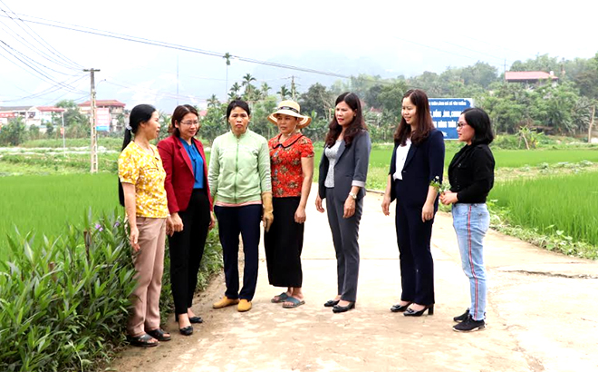 Chủ tịch Hội Liên hiệp Phụ nữ tỉnh Nguyễn Thị Bích Nhiệm (thứ 3, phải sang) trao đổi với hội viên phụ nữ huyện Lục Yên về công tác tham gia tuyên truyền bầu cử tại địa phương (ảnh chụp trước ngày 20/4/2021).