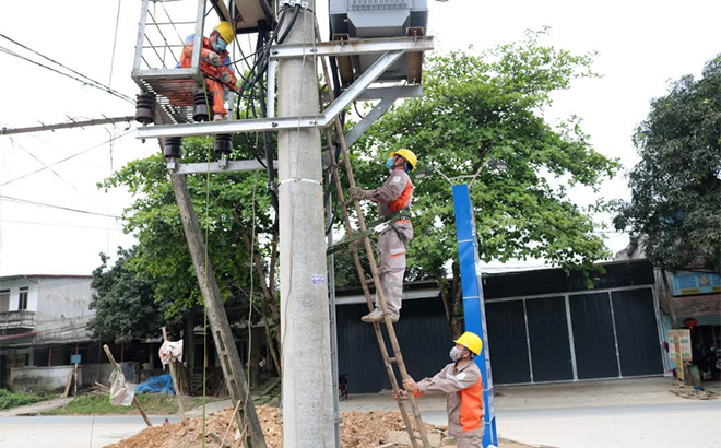 Công nhân Công ty Điện lực Yên Bái kiểm tra trạm biến áp, bảo dưỡng đường dây, đảm bảo cung cấp điện ổn định.