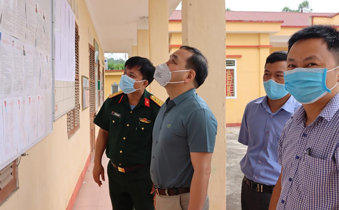 Đồng chí Trần Nhật Tân – Bí thư Huyện ủy Trấn Yên kiểm tra công tác bầu cử tại xã Hòa Cuông.