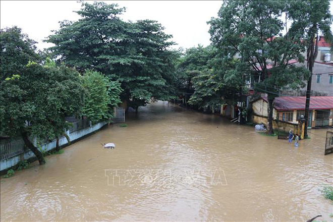 Nhiều tuyến đường trong thành phố Yên Bái chìm trong biển nước sau trận mưa lớn kéo dài từ đêm 18 đến sáng 19/8/2020.