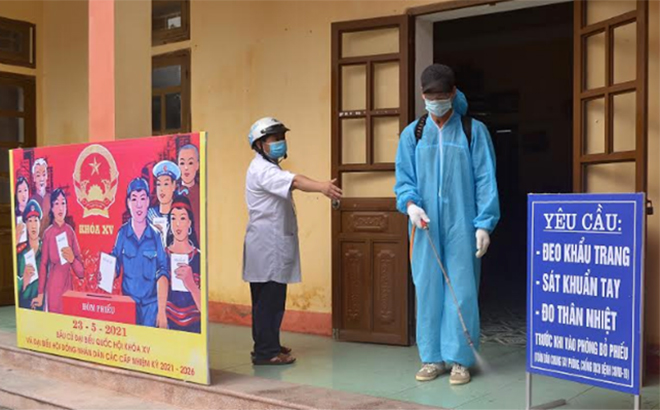 Phường Nguyễn Thái Học tổ chức phun khử khuẩn tại khu vực bỏ phiếu số 13