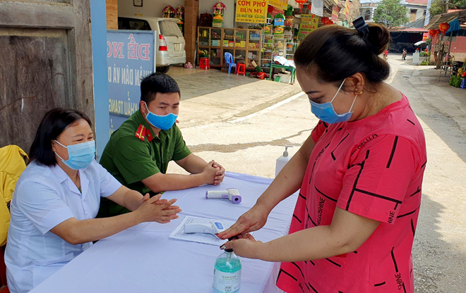 Các biện pháp trong phòng chống Covid-19 được người dân thực hiện nghiêm túc. Ảnh: Văn Tuấn