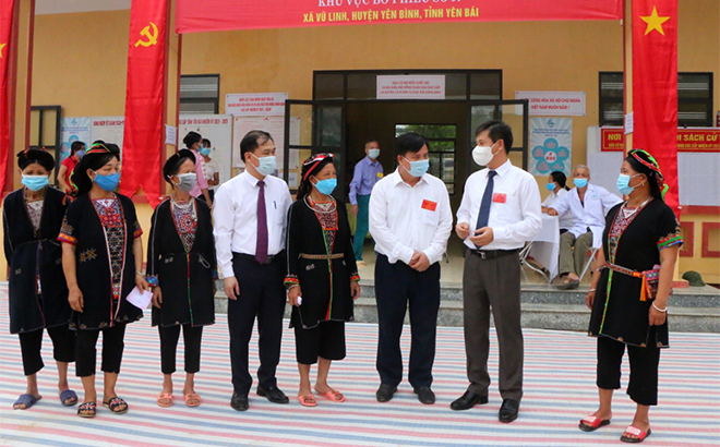 Trước giờ khai mạc, đồng chí Phó Chủ tịch UBND tỉnh Ngô Hạnh Phúc cùng chính quyền và cử tri trao đổi trước giờ khai mạc bầu cử