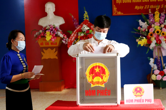 Chủ nhiệm Ủy ban Kiểm tra Tỉnh ủy Nguyễn Minh Toàn bỏ phiếu tại Khu vực bỏ phiếu số 3, phường Tân An, thị xã Nghĩa Lộ. 
