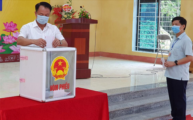 Đồng chí Vũ Quỳnh Khánh - Phó Chủ tịch HĐND tỉnh dự khai mạc bầu cử và thực hiện quyền công dân tại xã Tân Lĩnh, huyện Lục Yên