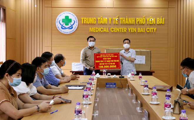 Quỹ phát triển Hoa lan Việt Nam - Hội Hoa lan Việt Nam trao gói hỗ trợ vật tư y tế trị giá 100 triệu đồng cho Trung tâm Y tế thành phố Yên Bái.