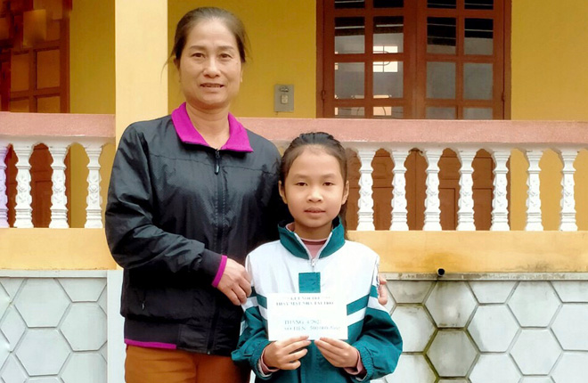 Em Nguyễn Thu Hà ở tổ dân phố Cầu Đền, phường Nam Cường được nhận hỗ trợ hàng tháng từ nhóm thiện nguyện.