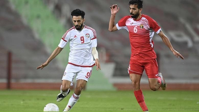 UAE (áo trắng) dễ dàng đè bẹp Jordan 5-1