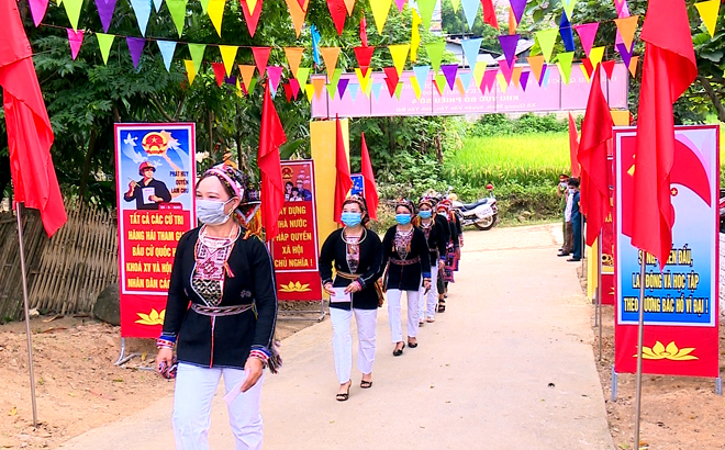 Đồng bào Dao xã Quang Minh (Văn Yên, Yên Bái) trong ngày bầu cử.