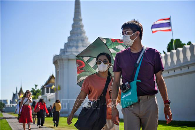 Khách du lịch tham quan Cung điện Hoàng Gia ở thủ đô Bangkok, Thái Lan. Ảnh: AFP/TTXVN