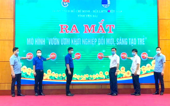 Các đại biểu ấn nút khai trương mô hình “Vườn ươm khởi nghiệp đổi mới, sáng tạo trẻ tỉnh Yên Bái”.