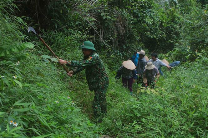 Bộ đội Biên phòng Đồn Biên phòng Thị Hoa (huyện Hạ Lạng, tỉnh Cao Bằng) và người dân tham gia phát quang đường tuần tra biên giới.