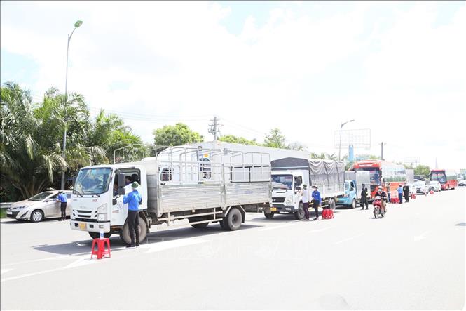 Kiểm soát phương tiện tại các chốt kiểm soát phòng, chống dịch thành phố Cần Thơ, ngày 30/5/2021.