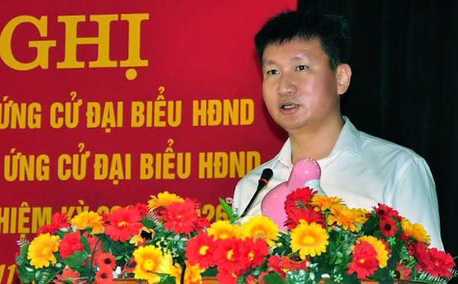 Đồng chí Trần Huy Tuấn - Chủ tịch UBND tỉnh tiếp thu các ý kiến và chia sẻ với những ý kiến của cử tri quan tâm.